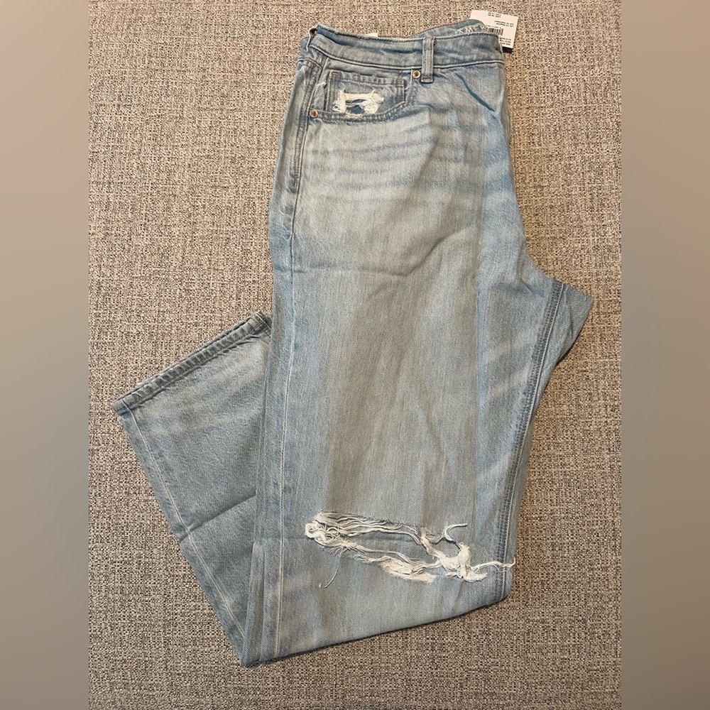 American Eagle Ripped Mom Jean - 16 - Picture 3 of 5